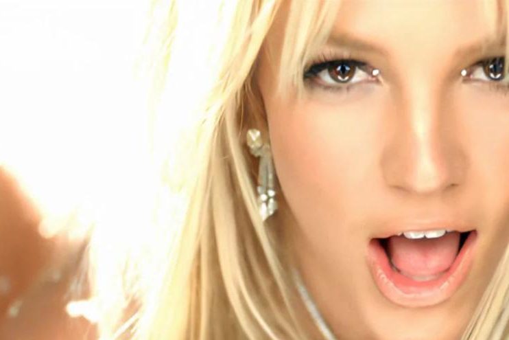 Зеленый фон, другое лицо и подставной муж: страшные теории о