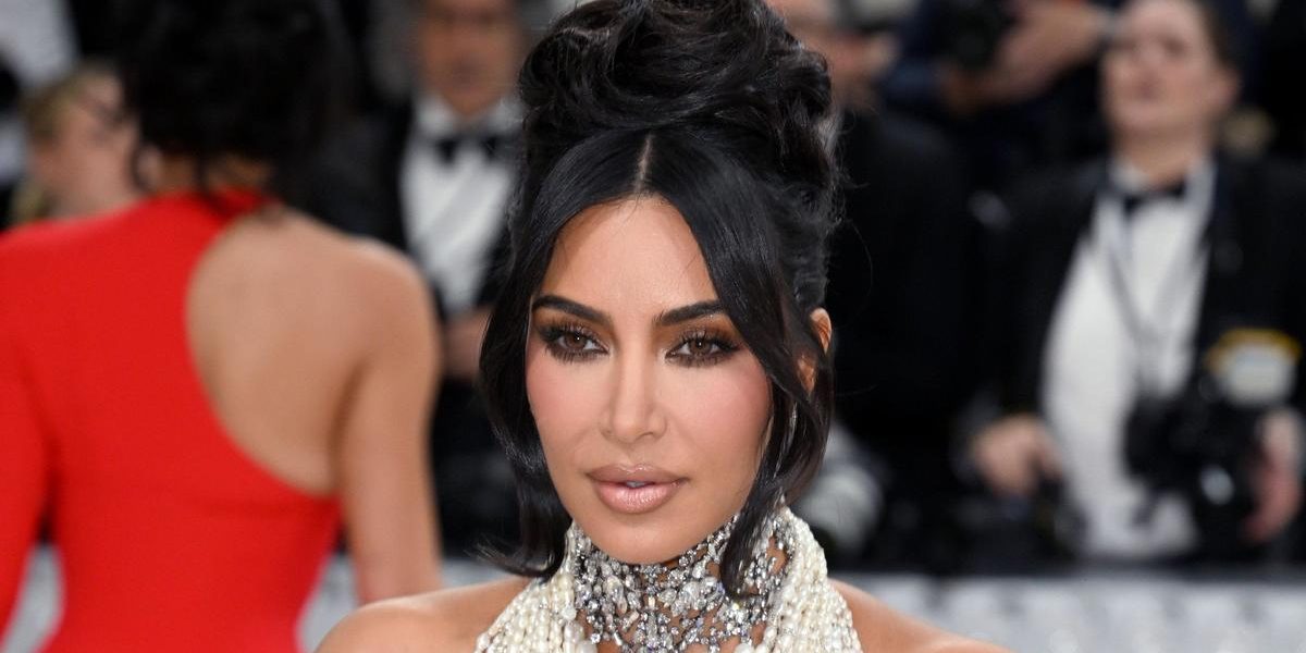 Неряха Кардашьян, вспотевшая Робби, бабка Хэтэуэй: Рогов и Карцев не