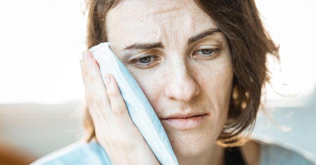 Вредные советы: 7 народных способов, которые бесполезны при зубной боли