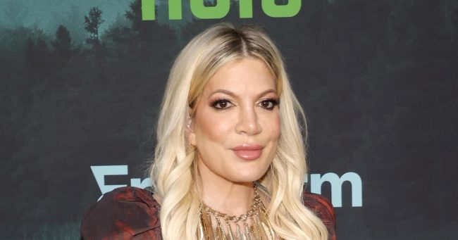 Разорившуюся звезду «Беверли-Хиллз, 90210» Тори Спеллинг заметили на коляске с