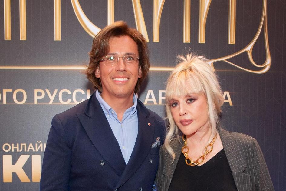 Лиза крепко обнимает маму, а Гарри возится у мангала: дети