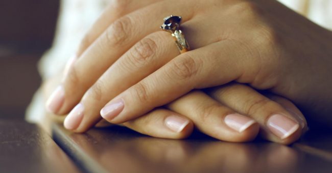 Аллергия на гель-лак: почему она возникает и как с ней