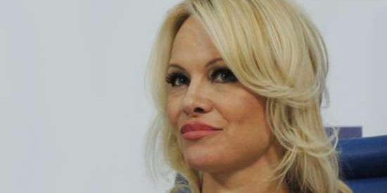 56-летняя Памела Андерсон пришла на модный показ без макияжа —