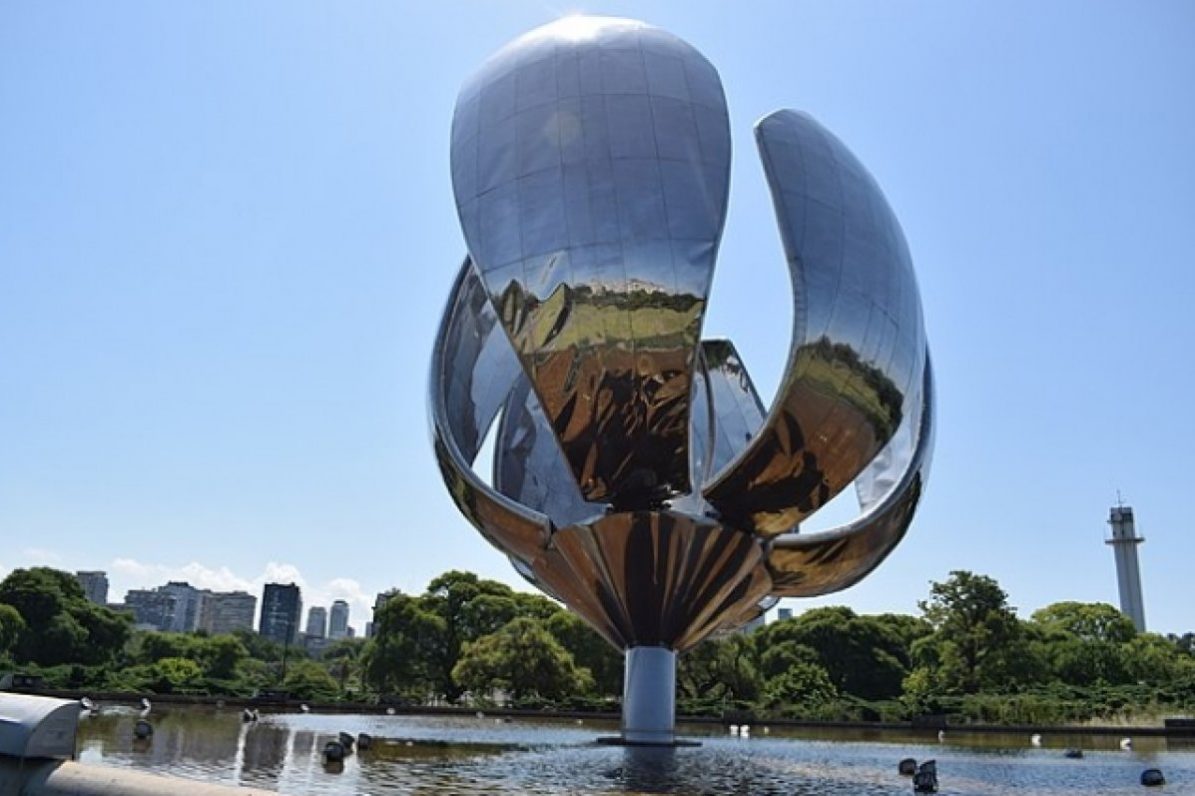 В Буэнос-Айресе ураган оторвал лепесток у железного цветка — символа