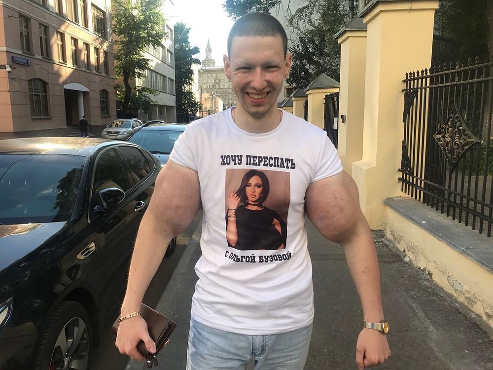 «Его родители либо в глубоком запое, либо уже мертвы»: ведущие «Давай поженимся» пристыдили Кирилла «Руки-базуки» Терешина