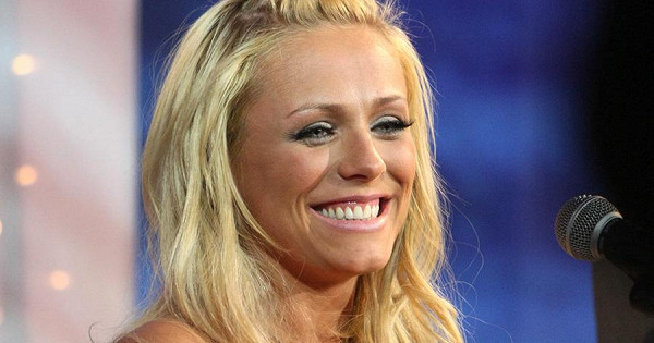 Пиар-директор Началовой показала новое фото поседевшей матери певицы 