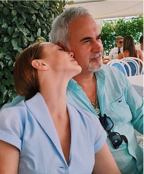 Альбина Джанабаева поделилась фотографией без макияжа