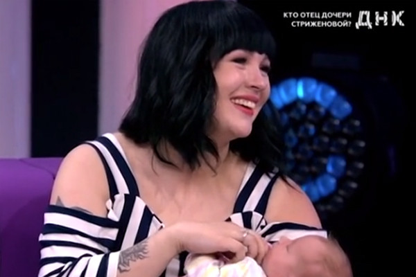 Саша с новорожденной дочкой