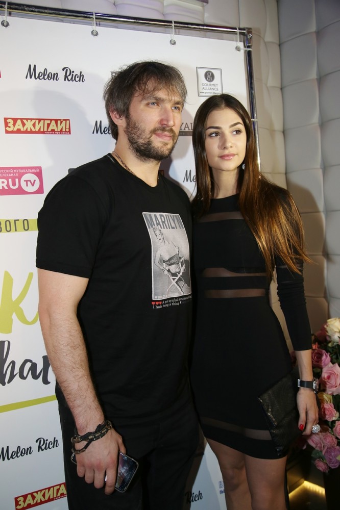 «Нужно всех облить грязью»: жена Александра Овечкина поддержала сборную по хоккею после поражения