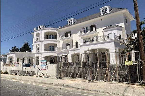 По кипрской традиции дом построен из белого камня