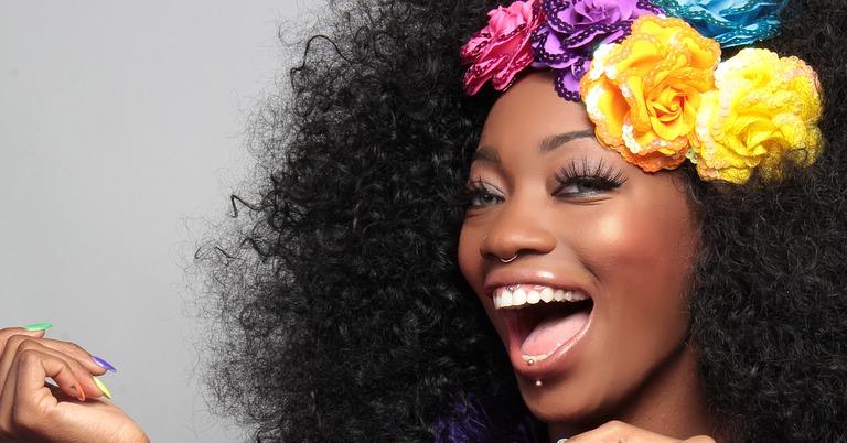 Самая обаятельная и привлекательная: как понравиться окружающим — Психология