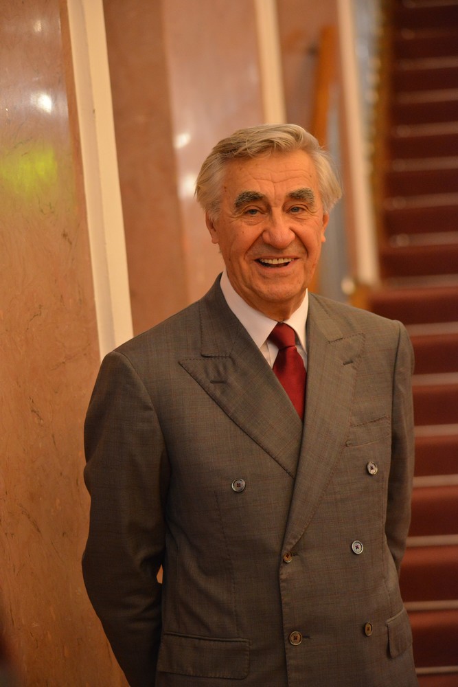 Актер фильма «Экипаж» Анатолий Васильев показал ремонт в однокомнатной квартире