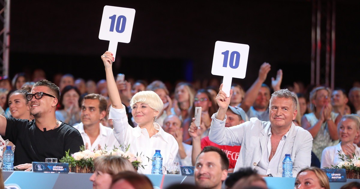 Дочь Анжелики Варум и Леонида Агутина работает официанткой