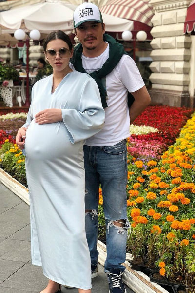 Евгений все время рядом с супругой и поддерживает ее Евгений все время рядом с супругой и поддерживает ее