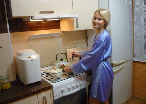 Катя Богданова на кухне той самой квартиры, которую продал Должанский Катя Богданова на кухне той самой квартиры, которую продал Должанский