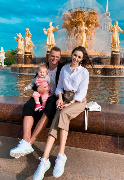 Скоро в семье Тарасова появится еще один ребенок, пол которого пока держится в тайне Скоро в семье Тарасова появится еще один ребенок, пол которого пока держится в тайне