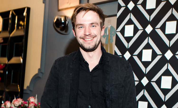 Приглашенный редактор Александр Петров о разновидностях дружбы, страсти, любви и чувстве дома