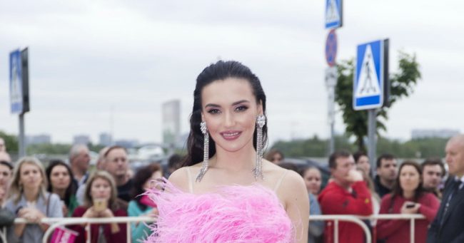 Ольга Серябкина надела черное белье под белое платье