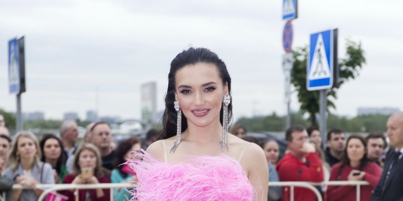 Ольга Серябкина надела черное белье под белое платье