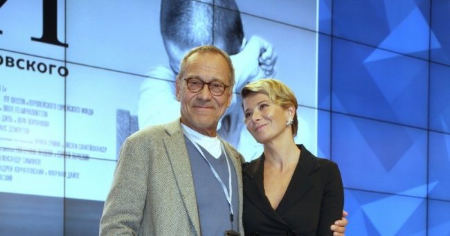 Юлия Высоцкая показала мускулы 82-летнего мужа