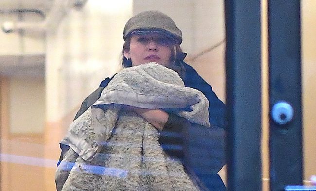 Блейк Лайвли и Райан Рейнольдс впервые показали лицо новорожденной дочери