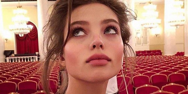 Кафельникова вышла на подиум в Милане в шапке-ушанке — Рамблер/женский