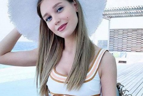 Асмус попозировала, лежа на кровати — Рамблер/женский