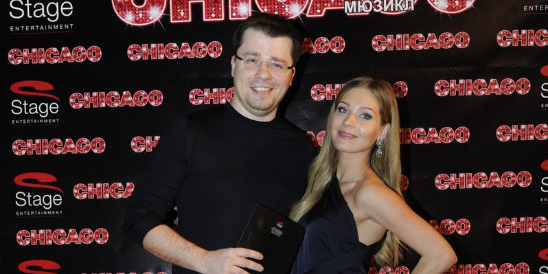 После объявления о разводе Гарик Харламов отдыхает в караоке до 4 утра