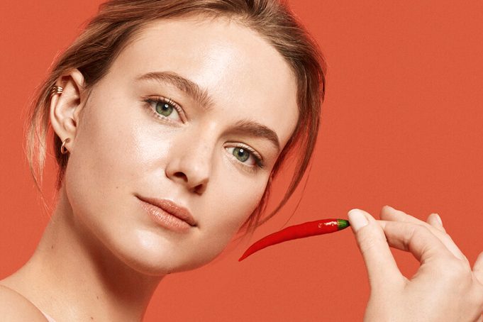 От крема с красным перцем до скраба с землей: бьюти-дайджест недели, HELLO! Russia