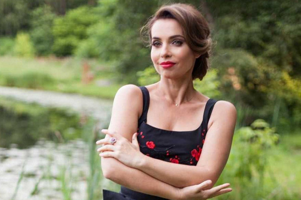 Супруга Олега Газманова сразила мужчин наповал своим роскошным декольте 