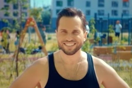 Александр Ревва устроил массовую вечеринку во дворе ради клипа «Перетанцуй меня»