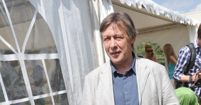 Инспектор подтвердил, что в момент аварии Михаил Ефремов находился за рулем