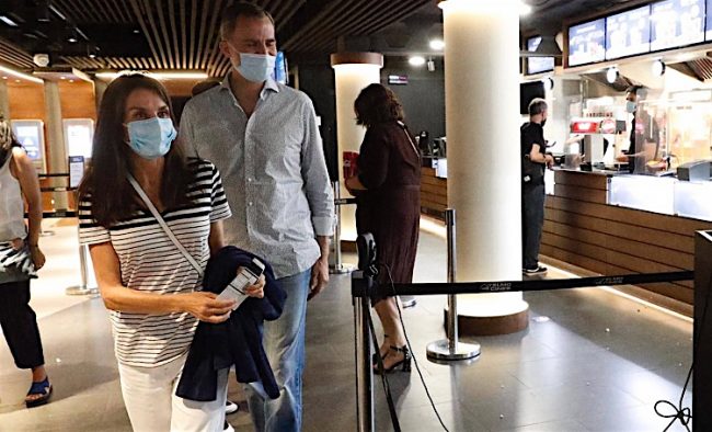 Королева Летиция и король Филипп пошли в кино на фоне закрытия кинотеатров