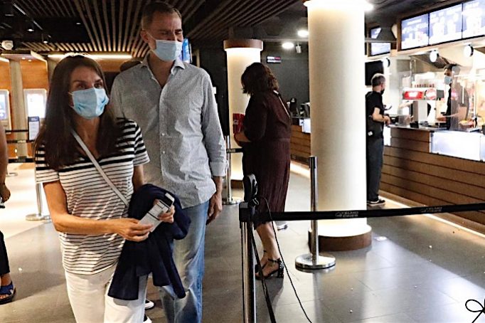 Королева Летиция и король Филипп пошли в кино на фоне закрытия кинотеатров