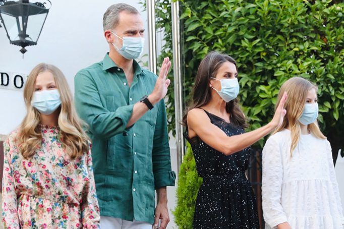 королева Летиция и король Филипп с дочерьми открыли театральный фестиваль, HELLO! Russia