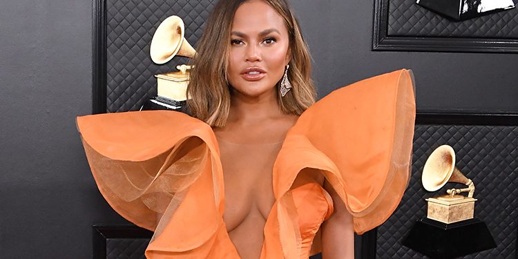 Крисси Тейген собирается вновь сделать операцию на груди, HELLO! Russia