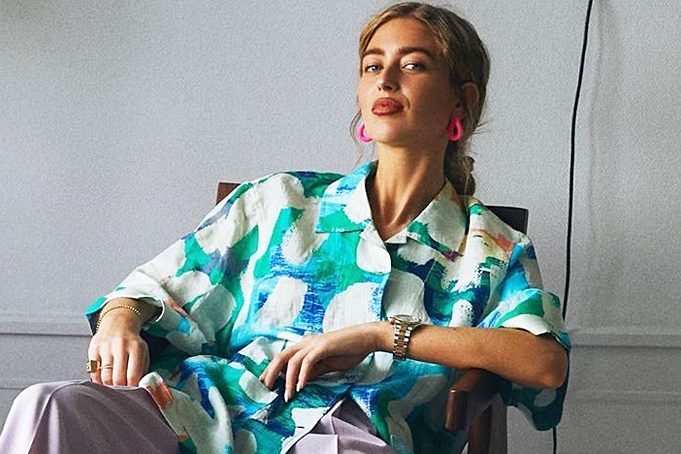 свободные отношения Эмили Синдлев с цветовым спектром и резонирующими принтами, HELLO! Russia