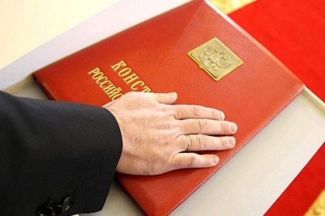 Путин предложил выдавать экземпляр Конституции с первым паспортом | В России | Политика
