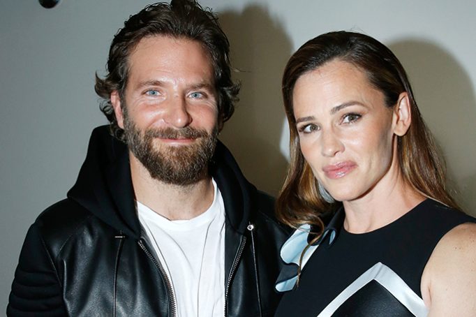 Дженнифер Гарнер проводит время на пляже с Брэдли Купером и его дочерью Леей, HELLO! Russia