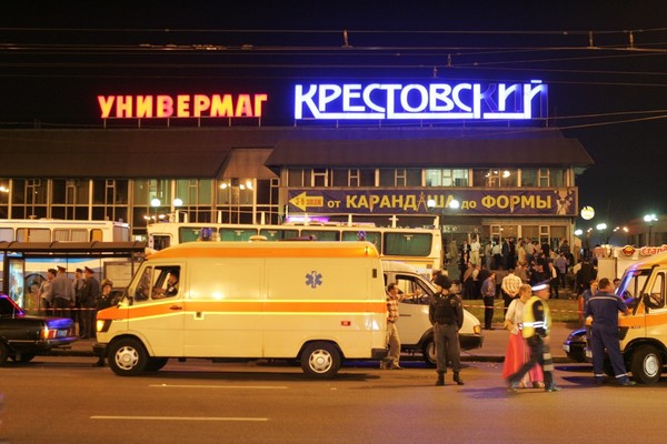 Взрывной волной выбило стекла витрин универмага у станции Взрывной волной выбило стекла витрин универмага у станции