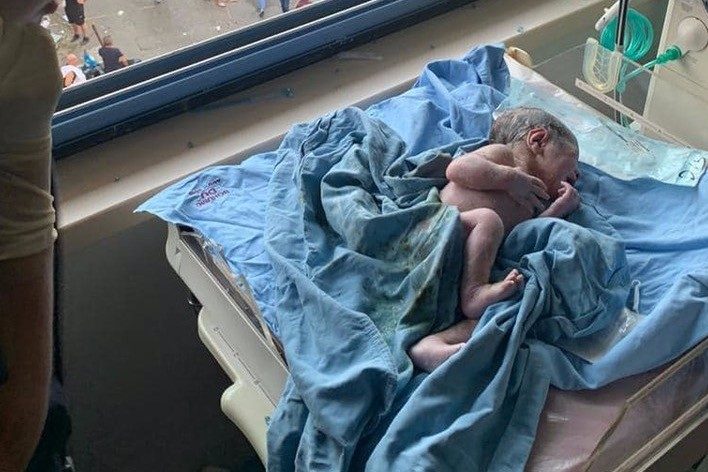 Этот малыш появился на свет в Бейруте во время взрыва