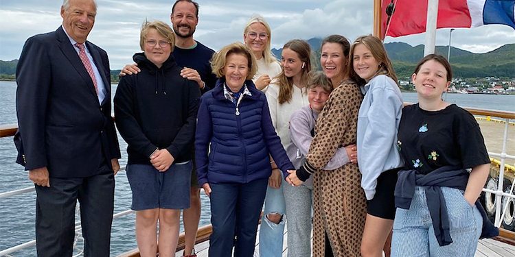 Королевская семья Норвегии поделилась серией фото со своих летних каникул