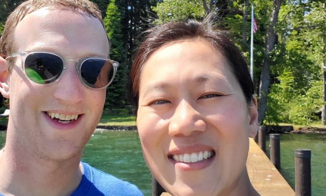 Экономненько: миллиардера Марка Цукерберга стрижет жена