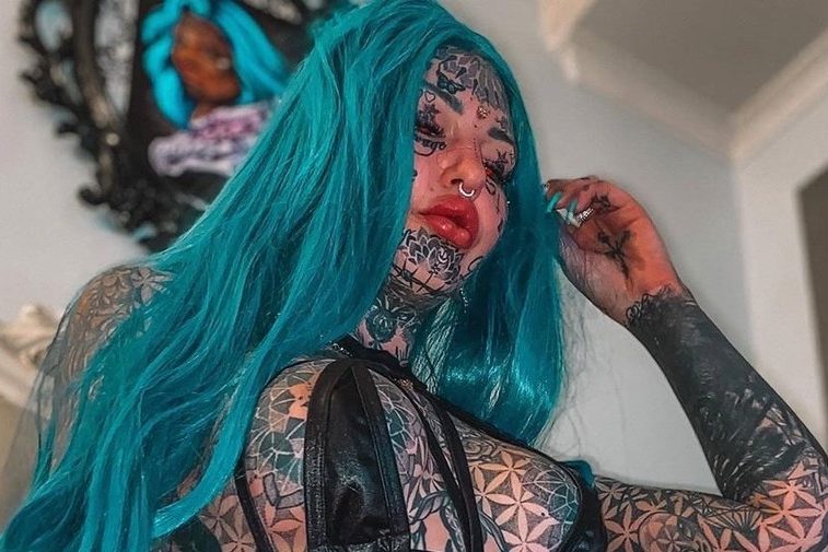 Усыпанная татуировками австралийская модель выкрасила белки глаз в голубой цвет