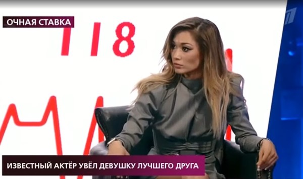 Алена нашла в телефоне актера интимную переписку