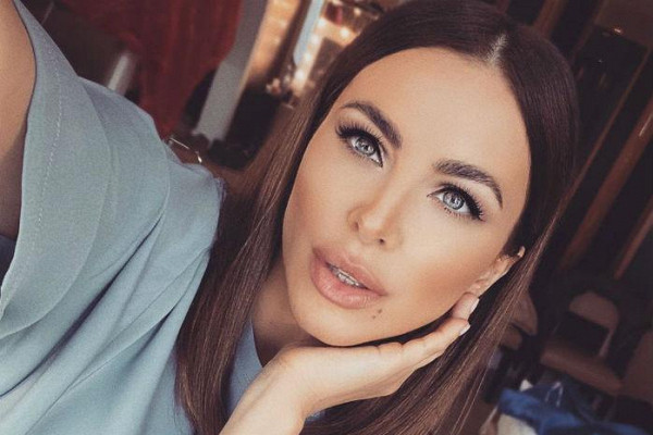 41-летняя Ани Лорак в топе-бандо и лосинах блеснула пышной грудью — Рамблер/женский