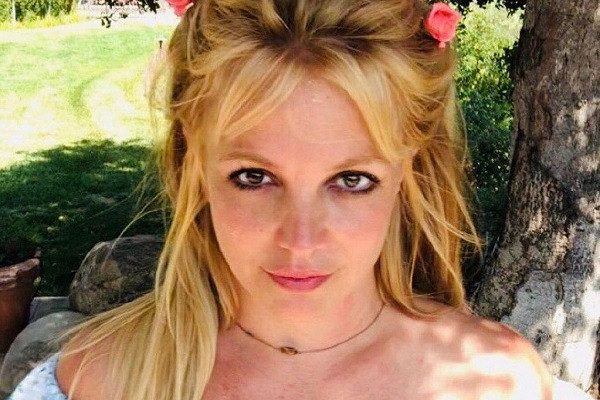 Бритни Спирс вновь напугала фанатов странным танцем в коротком топе 