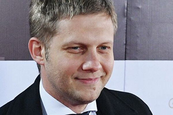 Корчевников «подкатил» к молодой помощнице депутата в эфире «России-1» 
