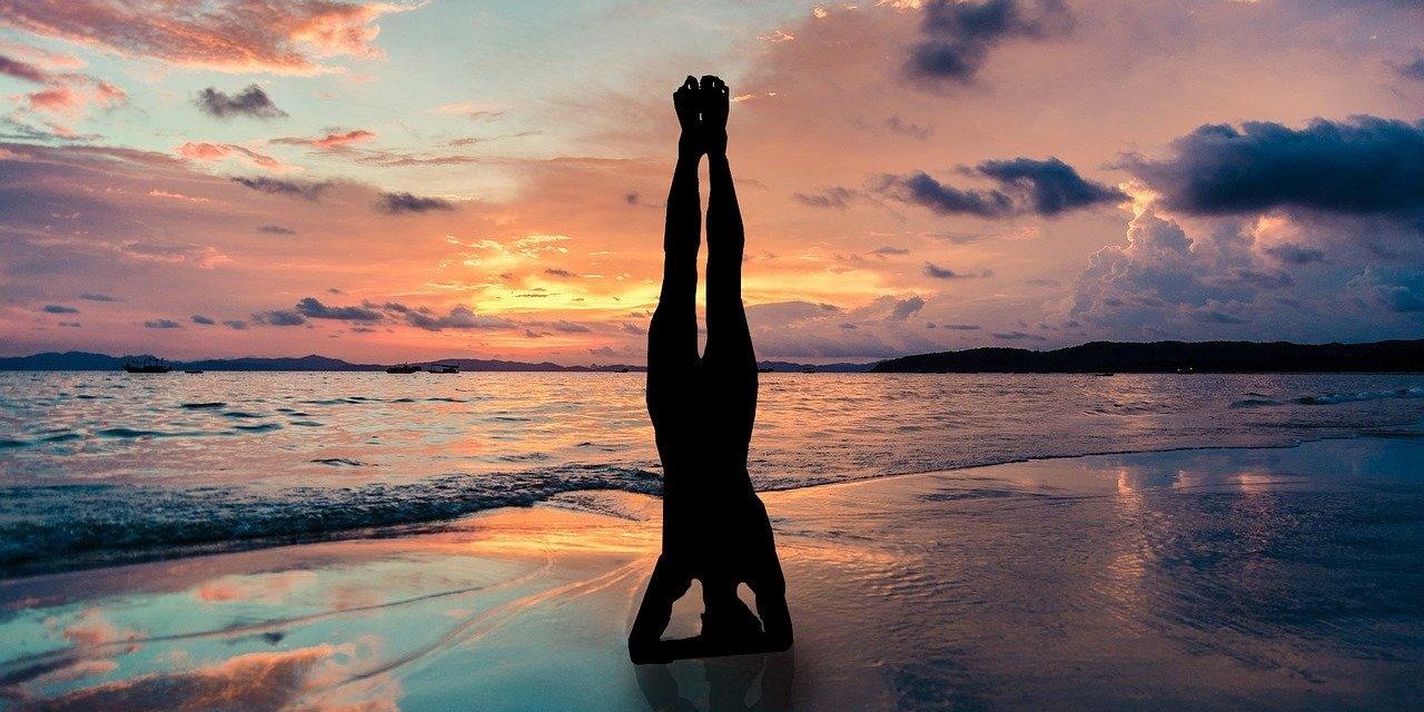 С ног на голову: польза перевернутых асан в условиях малоподвижного образа жизни — Красота