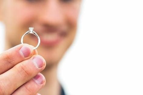 Не стоит: почему нас смущают дорогие подарки — Психология